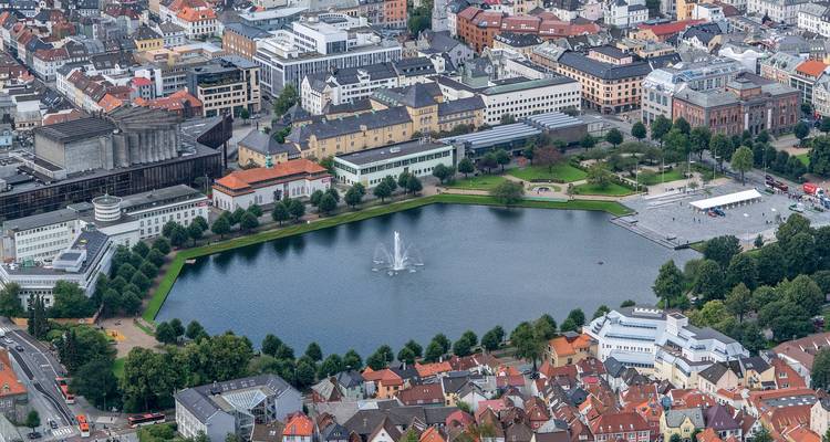 Luchtfoto van een stad met een vijver in het centrum.