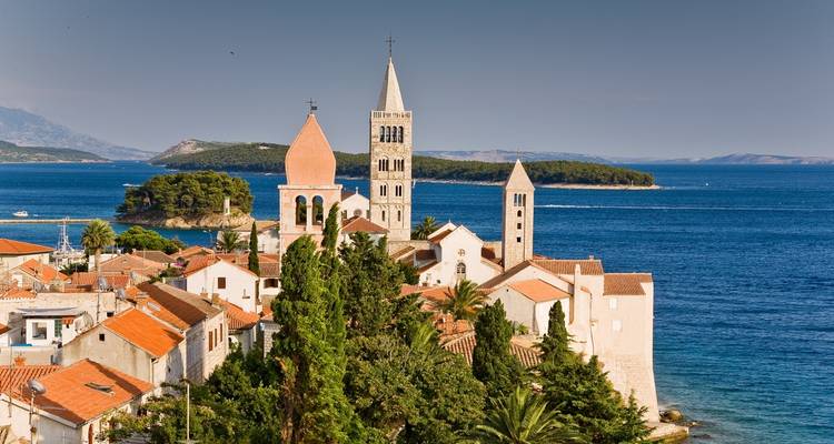 Vista panorámica de la isla de Rab con iglesias y el mar Adriático.