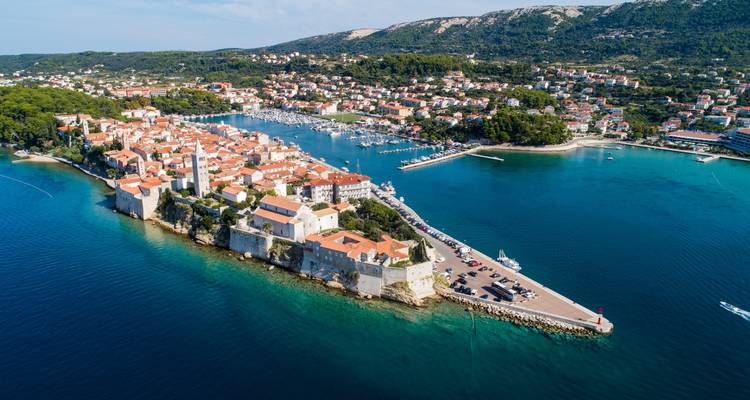 Vista aérea de la isla de Rab con edificios históricos y costa.
