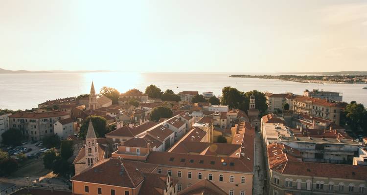 Vista panorámica y pintoresca de Zadar con el mar y edificios históricos.