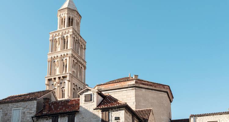 La tour de cloche de la Cathédrale Saint-Domnius de Split s'élève contre un ciel bleu impeccable