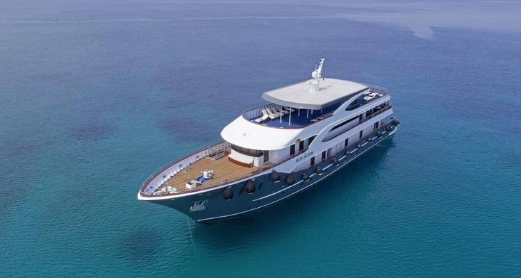 Yacht élégant naviguant sur une eau bleue claire.