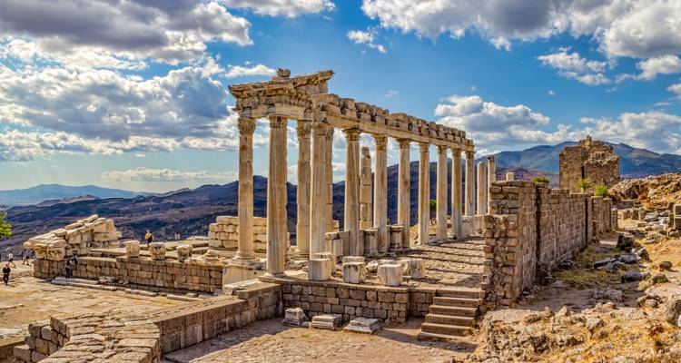 Ruinas antiguas de la Acrópolis de Pérgamo con cielo dramático.