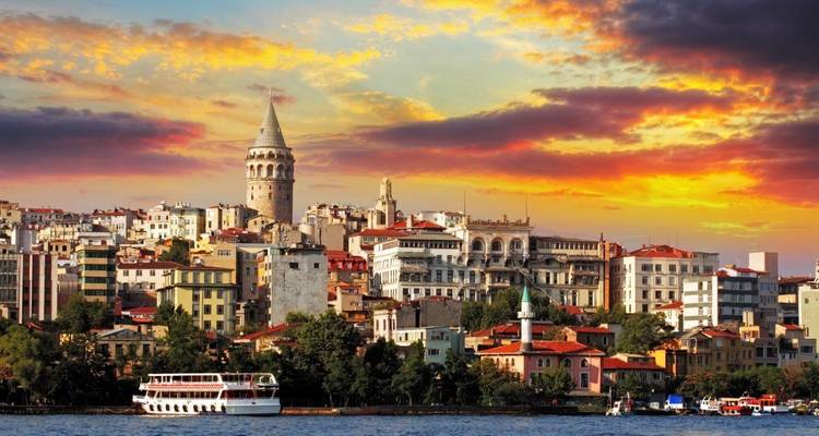 Cielo colorido de atardecer sobre el horizonte de Estambul con la histórica Torre Gálata y edificios costeros a lo largo del Bósforo.