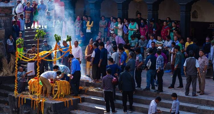 Große Versammlung von Menschen bei einer kulturellen Zeremonie.