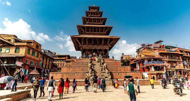 Templo antiguo rodeado de turistas.