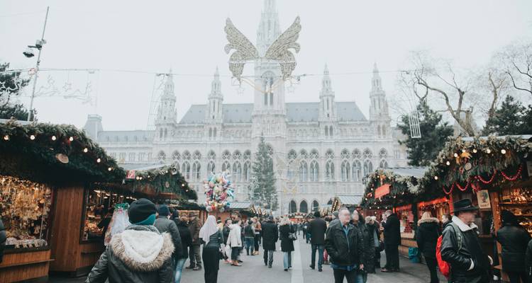 La gente se pasea por los puestos festivos de un animado mercado navideño frente al Ayuntamiento de Viena.