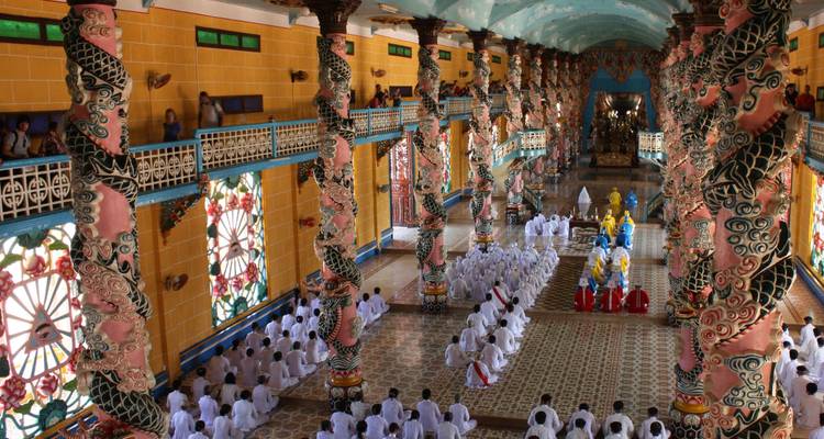 Vue intérieure d'un temple cao-daïste pendant une cérémonie.