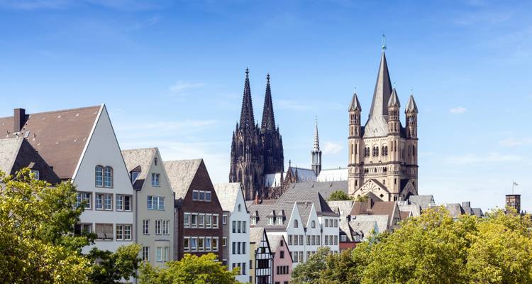 Paysage urbain de Cologne avec cathédrale historique et maisons.