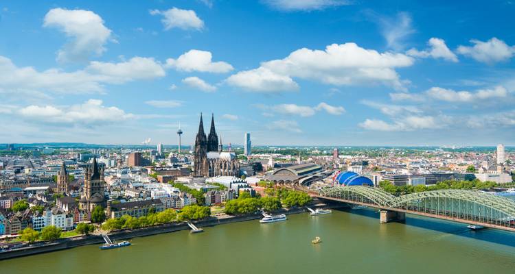 Vue panoramique de Cologne avec la cathédrale et le pont Hohenzollern.