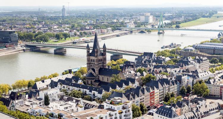 Vue aérienne de Cologne avec le Rhin et une cathédrale.