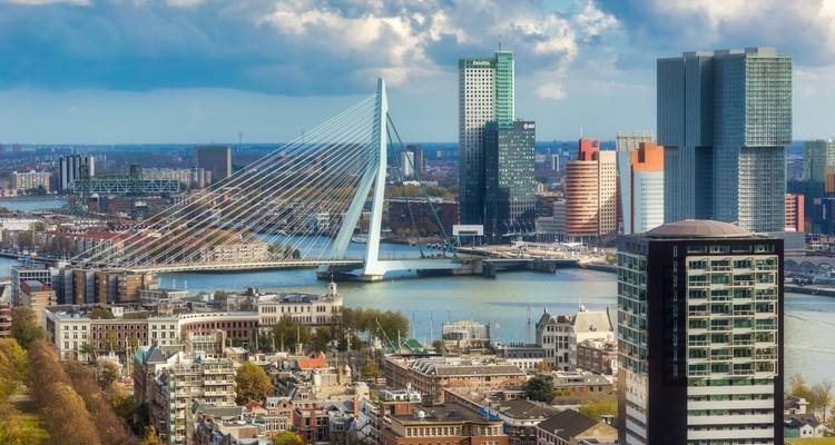 Vista aérea del horizonte de Rotterdam con el Puente Erasmus.