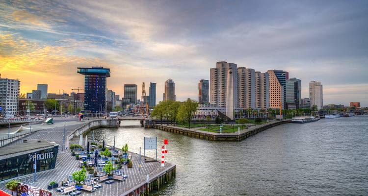 Stadsgezicht van Rotterdam met moderne gebouwen en waterwegen.