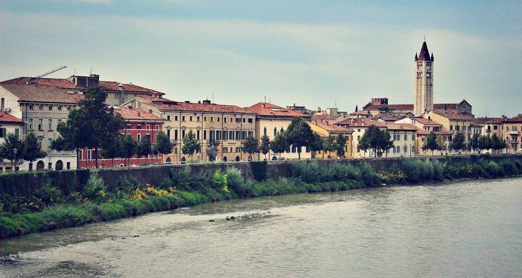 Verre skyline van Verona langs de Adige rivier op een grijze dag