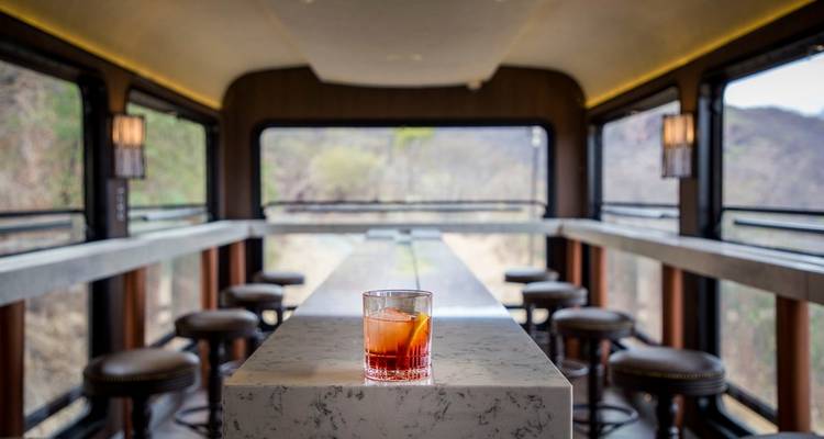 Intérieur d'un train avec une boisson sur la table