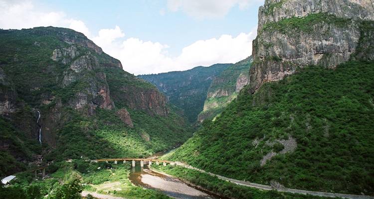 Vue panoramique sur un canyon avec une rivière