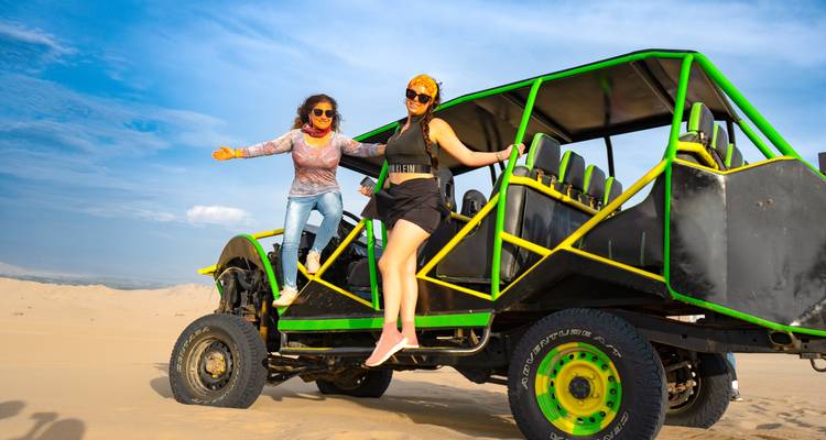 Deux personnes profitant d'une balade en buggy dans le désert.