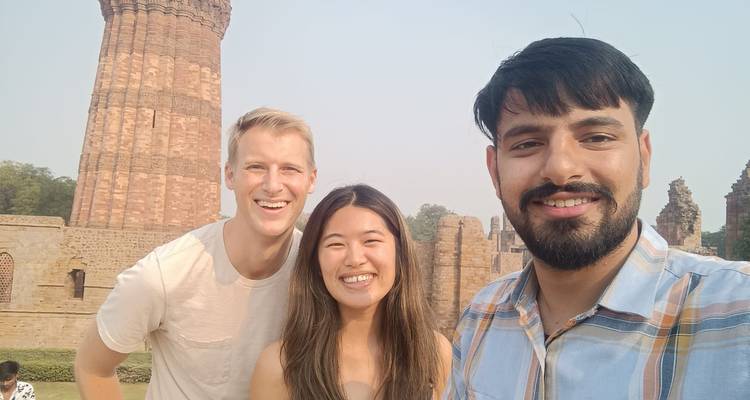 Selfie de groupe avec le Qutub Minar en arrière-plan.
