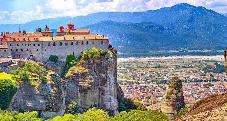 Klooster gelegen op een klif met uitzicht over een uitgestrekte vallei.