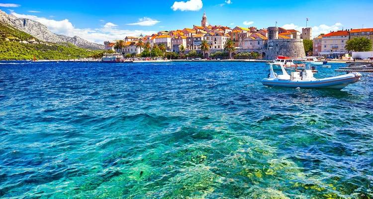 Küstenstadt mit klarem blauen Meer