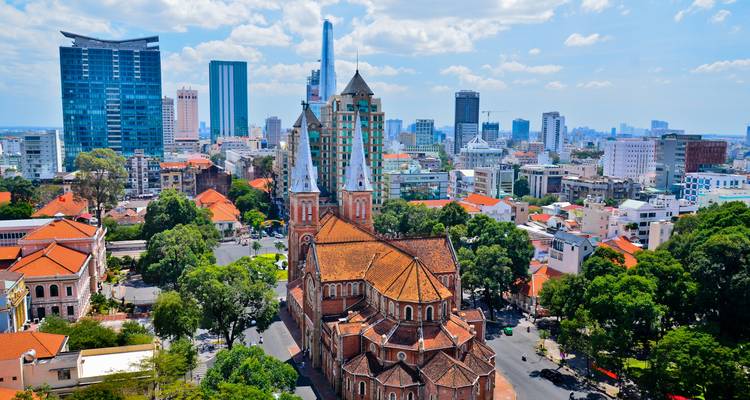 Stadsgezicht met een prominente kerk en stedelijke skyline.