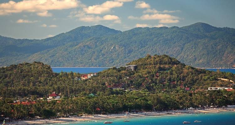 Aerial view of Koh Samui with lush greenery and beaches.