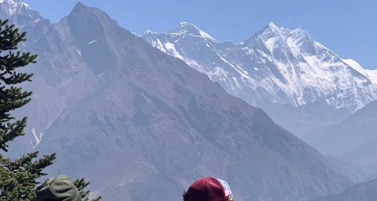 Des gens regardant des montagnes couvertes de neige.