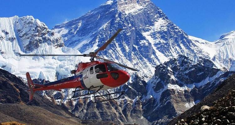 Helikopter vliegt over besneeuwde berglandschap