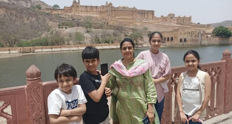 Famille posant devant le Fort d'Amer.