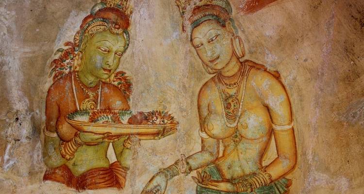 Antike Fresken, die zwei Figuren zeigen, die eine Platte halten.