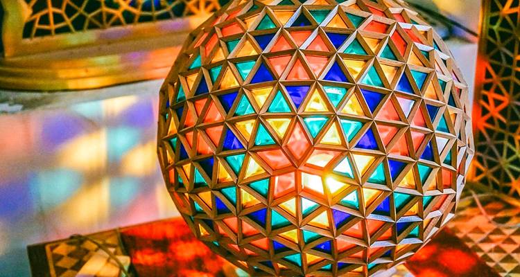 Une lampe mosaïque géométrique colorée en exposition.