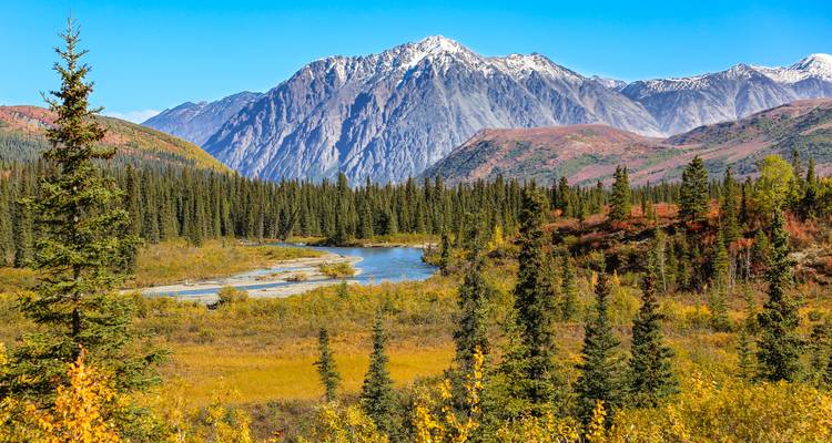 Impresionante paisaje otoñal con un río que fluye a través de un valle.