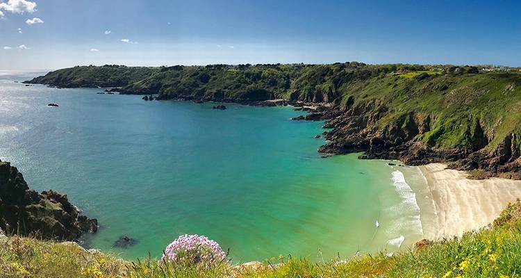 Schilderachtig kustgezicht met een strand en turquoise water.