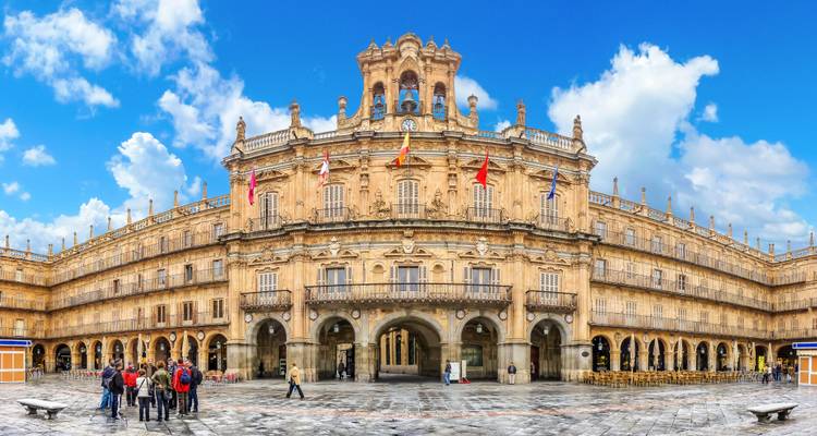 Plaza Mayor in Salamanca with a grand baroque building.