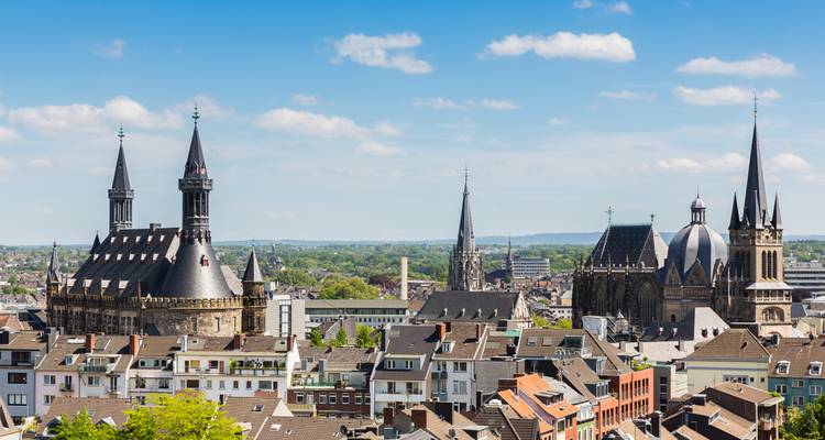Luftaufnahme von Aachen, Deutschland mit markanten Kirchen.