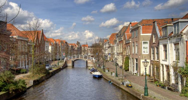 Straßenansicht am Kanal mit traditionellen niederländischen Häusern und Brücke.