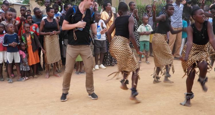 Eine Gruppe von Menschen, die eine kulturelle Tanzaufführung darbietet, wobei einige traditionelle Kleidung tragen.