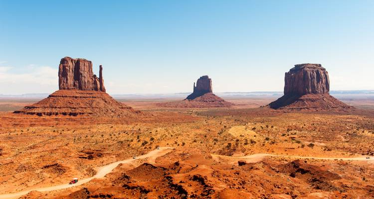 Majestätische Wüstenlandschaft mit Felsformationen.