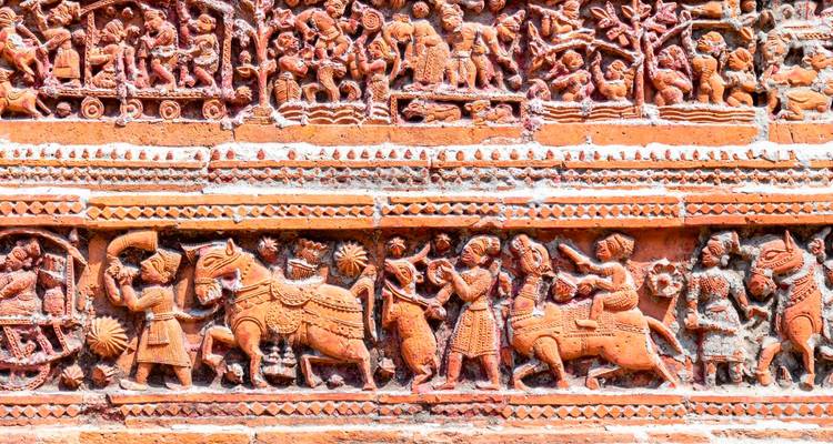 Sculptures murales détaillées en terre cuite