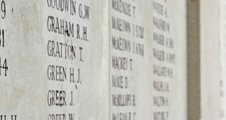 Namen, die in eine Wand eingraviert sind.