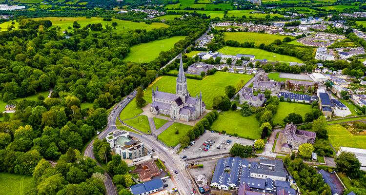 Vue aérienne d'un complexe cathédral grandiose entouré par la verdoyante campagne irlandaise.
