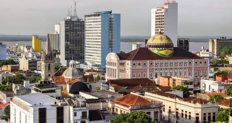 Horizonte de Manaos con el ornado Teatro Amazonas de color rosa y su cúpula de azulejos.