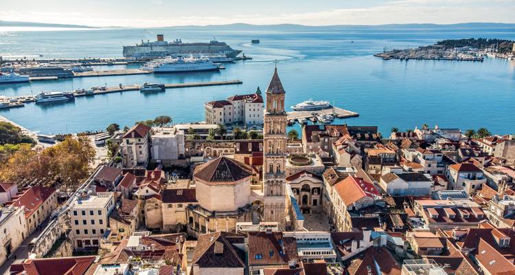 Vue aérienne élevée du complexe du Palais de Dioclétien à Split, du port et des navires de croisière avec l'Adriatique s'étendant au-delà.