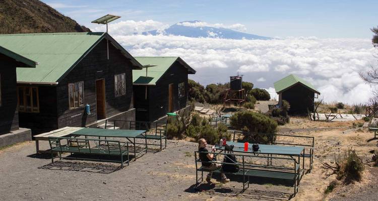 Refugios de montaña sobre las nubes con vista al Kilimanjaro.