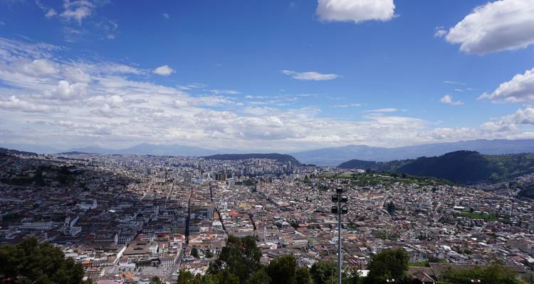 Vue panoramique du paysage urbain sous un ciel bleu.