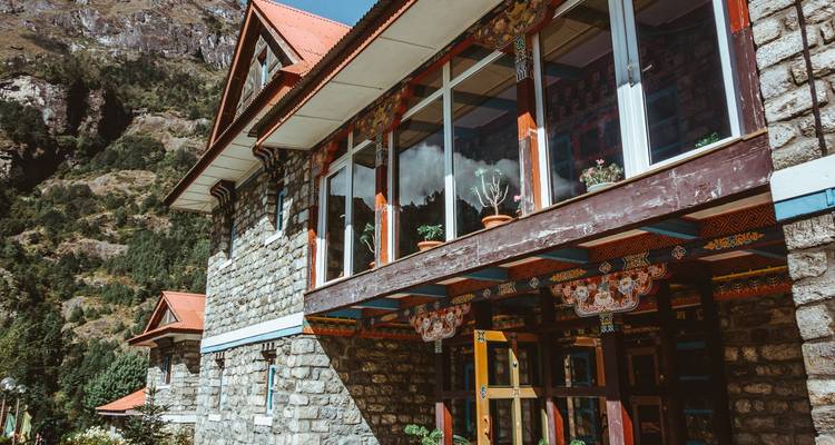 Traditioneel stenen gebouw in een bergachtig gebied.