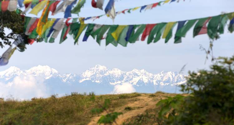 Himalayagebergte met gebedsvlaggen.