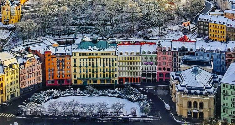 Bunte Gebäude mit Schnee bedeckt in Karlovy Vary.