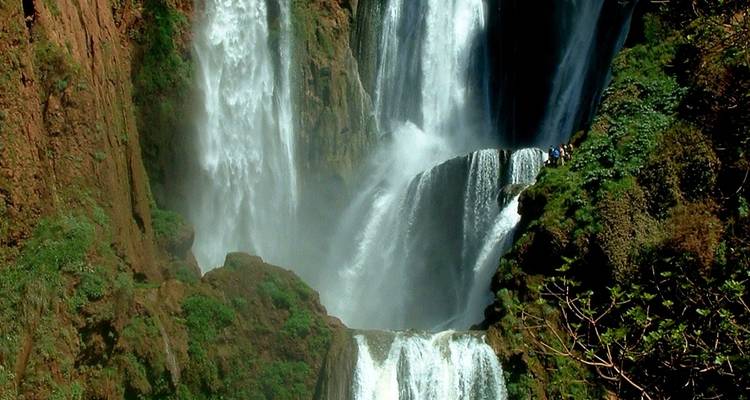 Close-up van het onderste deel van een grote waterval.