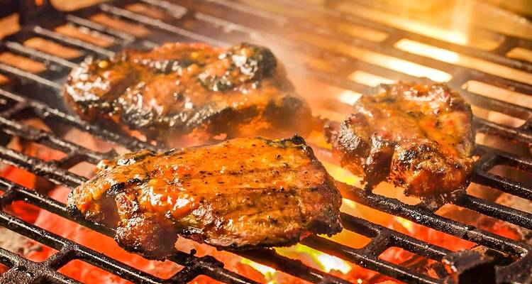 Succulents steaks grillés sur un barbecue.